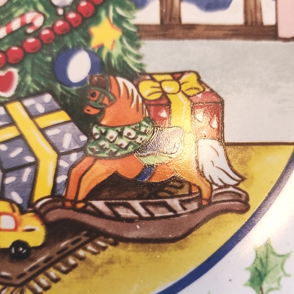 Lillian Vernon Red Gingham & Holly Snowy Christmas Decorative Plate 9" Diameter - Picture 5 of 8